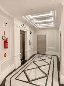 a lobby with a large tile floor and a ceiling at bauer in Camboriú