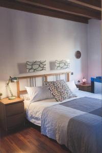 a bedroom with a bed and a lamp on a table at La 68 in Santa Brígida