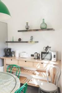 a kitchen with a microwave and a table and chairs at La 68 in Santa Brígida