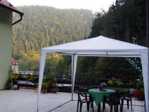 Výhľad na hory alebo výhľad na hory priamo z of the bed and breakfast