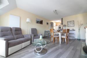 ヴァンヌにあるAppartement tout confort GREGOR 4 personnes Balcon Parking privé centre villeのリビングルーム(ソファ、テーブル付)