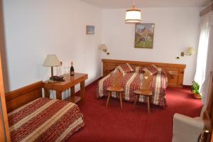 a bedroom with a bed and a table and two chairs at Hotel Bosco Verde in Mareson