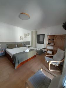เตียงในห้องที่ Old Village Hostel