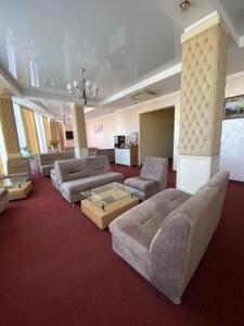 ein großes Wohnzimmer mit Sofas und einem Tisch in der Unterkunft MonaLisa in Kharkov