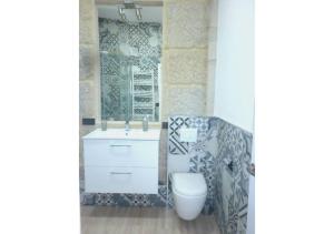 a bathroom with a white toilet and a sink at Piso con vistas a 30m playa ALOJAMIENTOS VACAY in Bueu