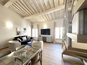 a living room with a couch and a table at Casa Lore in Pontedera