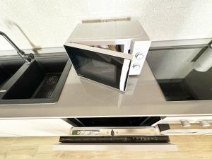 a kitchen counter with a sink and a microwave at Casa Lore in Pontedera
