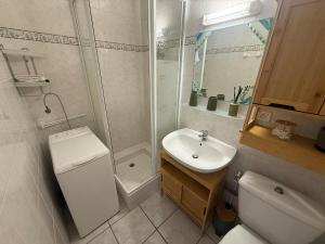 a bathroom with a toilet and a sink and a shower at Studio moderne au cœur de Compiègne in Compiègne +2 photos