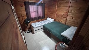 a small room with a bed and a window at 900m praia, próximo Beto Carrero in Piçarras
