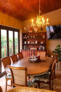 ein Esszimmer mit einem Holztisch und Stühlen in der Unterkunft Cavalo Guesthouse & Equestrian Estate in Drummond