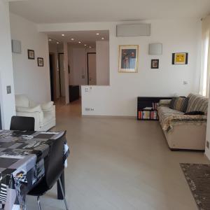 a living room with a table and a couch at Alloggio Ametista frontemare con posto auto in Lavagna