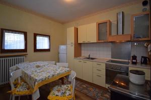 a kitchen with a table and a table and chairs at CasaInesAldo in Candide