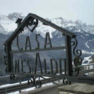a sign that says la usada in front of a mountain at CasaInesAldo in Candide