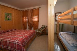 a bedroom with a bed and a bunk bed at CasaInesAldo in Candide