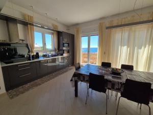 a kitchen and dining room with a table and chairs at Alloggio Ametista frontemare con posto auto in Lavagna
