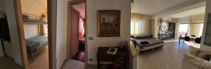 a room with a bedroom with a bed and a couch at Alloggio Ametista frontemare con posto auto in Lavagna