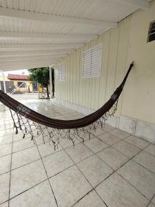 a hammock hanging from the side of a building at Chalé com garagem fechada in Pântano Grande