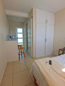 a bedroom with a bed and a kitchen with a table at Villa platino in Pachuca de Soto