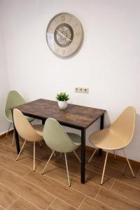 a table with chairs and a clock on the wall at Apartment für Monteure & Gruppen in Koblenz-Ehrenbreitstein in Koblenz