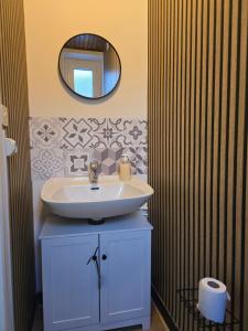 a bathroom with a sink and a mirror at Gîte entre vigne et loire Sancerre Amigny in Sancerre +24 photos