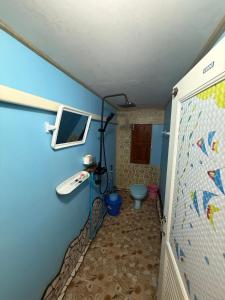 a bathroom with a sink and a toilet at Kaneng Homestaykohpu in Ban Klang