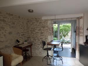 a kitchen with a table and chairs in a room at Chez Karine et Julien in Cahors
