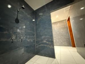 a bathroom with a shower and a wall at Hotel Pousada 360 in Paracuru +72 photos
