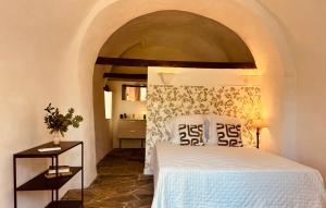 a bedroom with a white bed in a room at La demeure des vignes in Murato