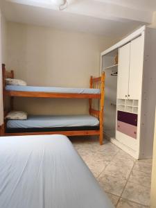 a room with two bunk beds and a closet at Casa da Cissa in Matinhos