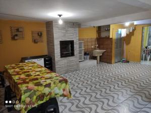 a room with a bed and a kitchen in a room at Casa da Cissa in Matinhos