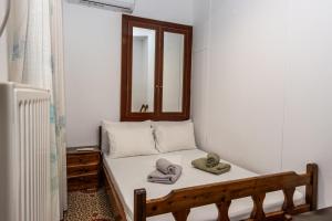 a room with a bed with a mirror and towels on it at Andreas House in Valíra