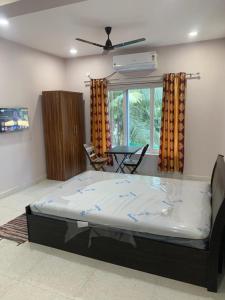 a bedroom with a bed and a window at Aasra Studios in Agonda