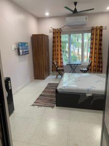 a bedroom with a bed and a window at Aasra Studios in Agonda