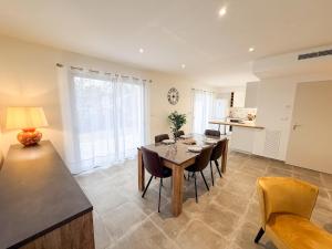 a dining room with a table and chairs at Les oiseaux, maison de 3 chambres et climatisation in Montauban