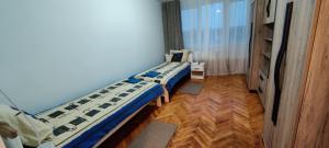 ein Schlafzimmer mit zwei Betten und einem Fenster in der Unterkunft La Muzeu in Tîrnăveni