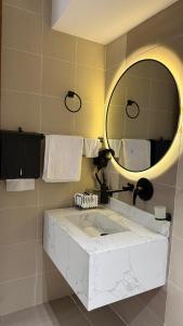 a bathroom with a sink and a mirror at Wadi Hanifa View وادي حنيفة ڤيو in Riyadh