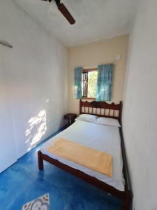 a bedroom with a bed and a window at Studio - Casa da Restinga in Cabo Frio +13 photos
