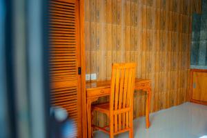 a wooden room with a wooden desk and a wooden chair at Sundara Haven in Ungasan