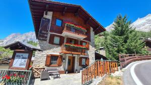 a house with flowers on the front of it at Hotel Dente Del Gigante in Courmayeur