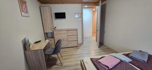a bedroom with a desk and a bed and a deskablish at Anna-Lak in Dunapataj