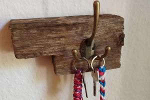 a pair of scissors hanging from a piece of wood at Ferienwohnung Birklund in Probsteierhagen