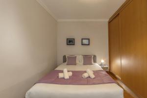 a bedroom with a bed with two pillows on it at Ferrel Dreams in Ferrel