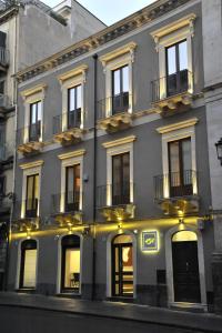 un grand bâtiment avec des lumières devant lui dans l'établissement ETNEA 454 Catania Luxury Rooms, à Catane