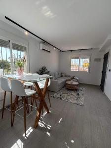 a living room with a table and a couch at Rekkehus med uteplass in La Florida