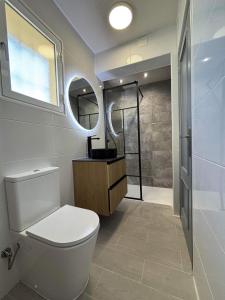 a bathroom with a toilet and a sink and a shower at Rekkehus med uteplass in La Florida +32 photos