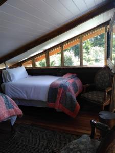 מיטה או מיטות בחדר ב-Boutique Vintage Forest Cabin