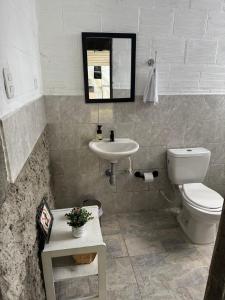 a bathroom with a toilet and a sink at Alojamiento campestre in Cali