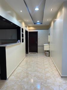 a room with a hallway with a counter and a sink at شقق النزهة الفندقيه in Riyadh Al Khabra