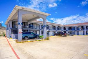 a parking lot in front of a large building at HIgh Five Inn Killeen-Forthood in Killeen