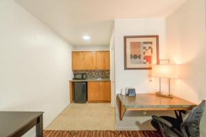 a living room with a table and a kitchen at HIgh Five Inn Killeen-Forthood in Killeen